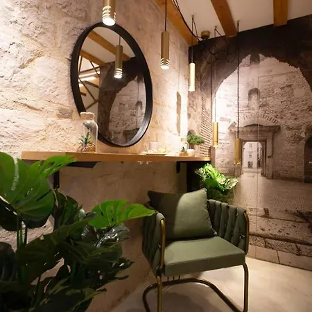 Luxury Lilly 2 Split